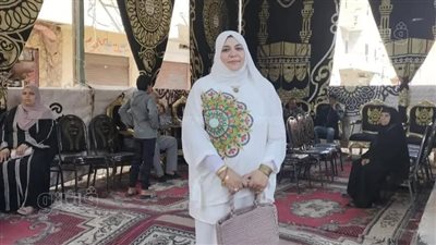 أول مأذونة في الوطن العربي تدلي بصوتها في لجنة مدرسة النصر بالقنايات 
