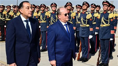 رئيس الوزراء يستقبل نظيره الجزائري بمطار القاهرة الدولي (صور) 