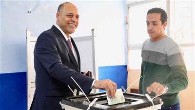 وزير العمل يُدلي بصوته في انتخابات مجلس النواب بالتجمع الخامس