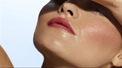 من التنظيف العميق إلى غلق المسام، حلول طبيعية لمشاكل البشرة الدهنية 