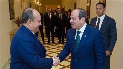 السيسي يستقبل الوزير الأول للجزائر ويشيد بتطور علاقات البلدين