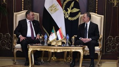 وزير الداخلية يستقبل نظيره الجزائري لبحث التعاون الأمني في القضايا المشتركة