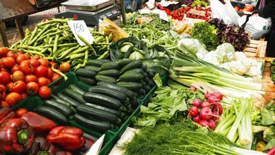 أسعار الخضار اليوم، انخفاض 9 أصناف أكبرها في الخيار والبسلة وارتفاع كبير بالليمون