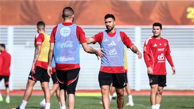 تفاؤل وتركيز لنجوم الأحمر، 10 صور من مران الأهلي الأخير قبل السفر للمغرب