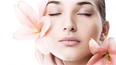 دليل المرأة للعناية بنفسها طبيعيًا، من الروتين الصباحي إلى المسائي