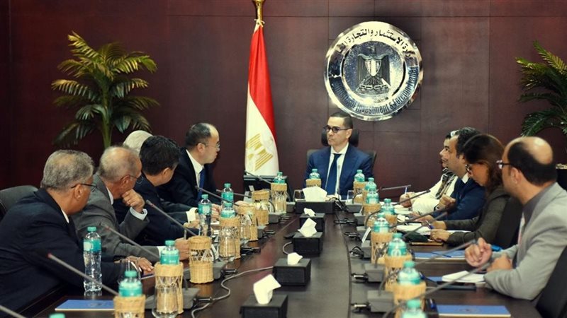 وزير الاستثمار يبحث