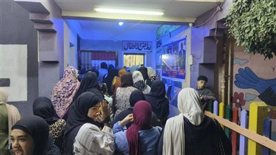 قبل دقائق من الغلق، زحام أمام لجنة مدرسة البحر الصغير رقم 42 في الدقهلية