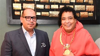 محمد منير سفيرا للجنة الأولمبية، وياسر إدريس يمنحه قلادة العظماء