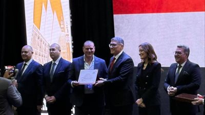 محافظ الجيزة يكرم قيادات المحافظة لجهودهم في تطوير محيط المتحف الكبير (صور)