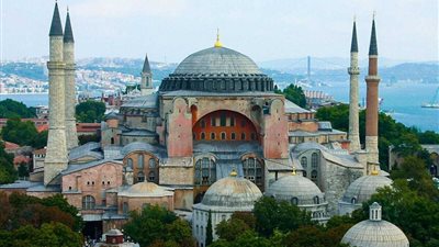 آيا صوفيا في خطر، تحذير قوي من مؤرخ تركي بشأن المسجد الأثري بعد صموده لـ 1500 عام (صور)