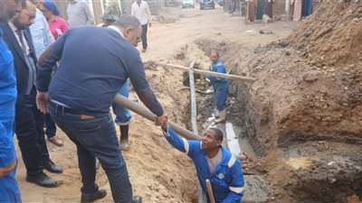 رئيس مياه القناة يتفقد مسار خط سوق المفروشات وتوصيل المياه لأهالي العنانية بالقنطرة غرب