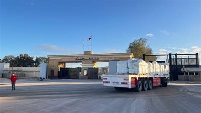 الهلال الأحمر يدفع بـ 10 آلاف طن مساعدات و90 ألف قطعة ملابس شتوية لـ غزة 