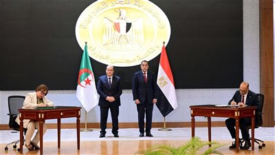 مدبولي والوزير الأول للجزائر يشهدان توقيع وثائق لتعزيز التعاون بين البلدين 