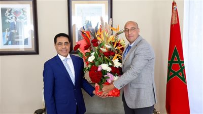 نائب رئيس نادي الجيش الملكي يستقبل بعثة الأهلي بمطار الرباط