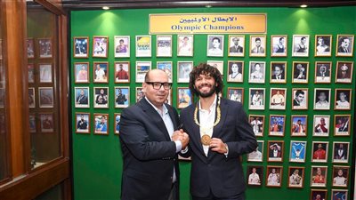 ياسر إدريس يمنح محمد النني القلادة الذهبية ويعلن اختياره سفيرا للجنة الأولمبية (صور)
