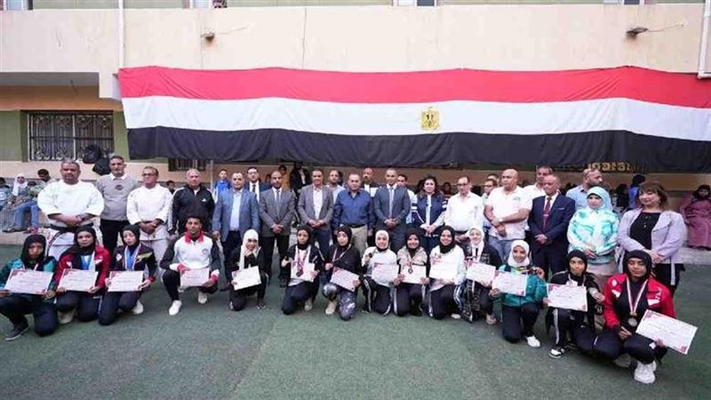 محافظ أسيوط يكرم