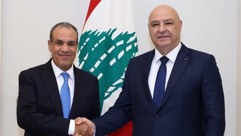  وزير الخارجية مع