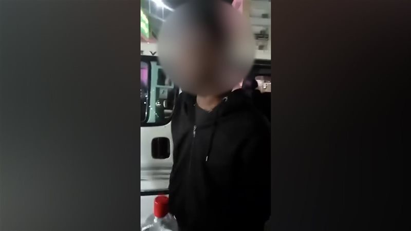يشرب خمرا في ميكروباص