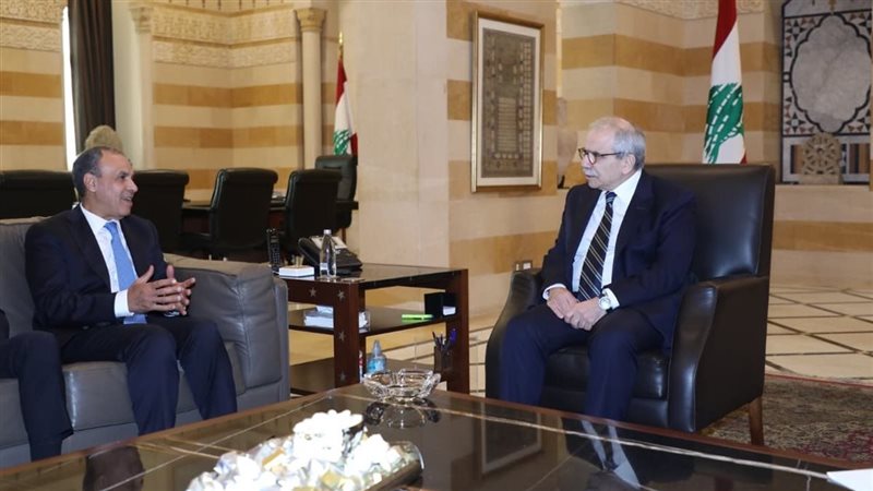 وزير الخارجية مع
