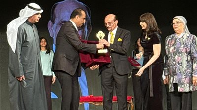 بحضور نجوم الفن، محمد صبحي يتسلم وسام التفرد في الإبداع الثقافي من اتحاد المبدعين العرب (صور)