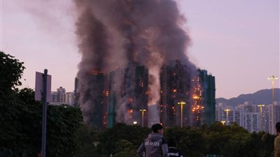 مشاهد مروعة لـ اندلاع حريق هائل في ناطحات سحاب هونج كونج الشاهقة (فيديو وصور)
