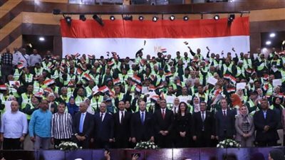 محافظ الجيزة يكرم 170 عامل نظافة لمشاركتهم في تجميل محيط المتحف الكبير 