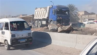 تعطل حركة المرور بـ صحراوي الإسكندرية إثر انقلاب سيارة تريلا 