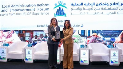 وزيرة التنمية المحلية تكرم هالة السعيد ومعيط لدعمهم برنامج تنمية الصعيد