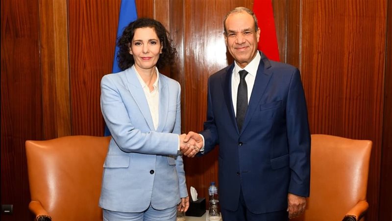 وزير الخارجية مع