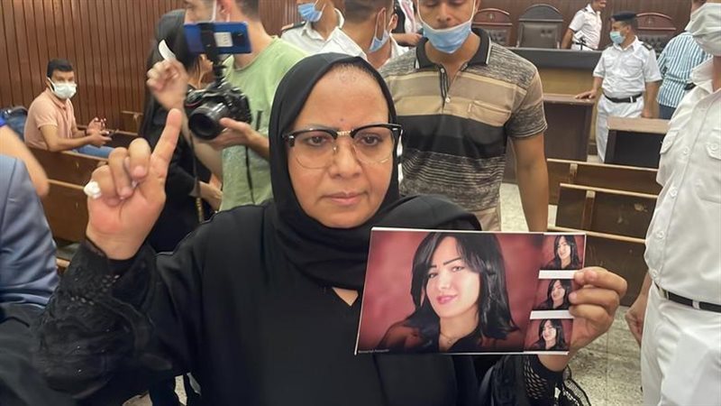 التحقيق مع والدة