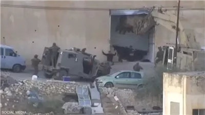 قوات الاحتلال تهدم منشآت تجارية في بلدة حزما شمال القدس
