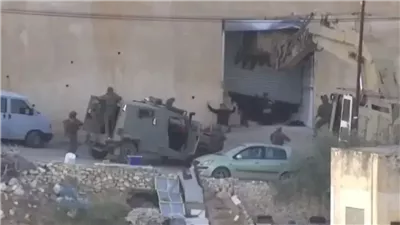 لحظة مقتل شابين فلسطينيين على يد جنود الاحتلال في الضفة رغم استسلامهما (فيديو)