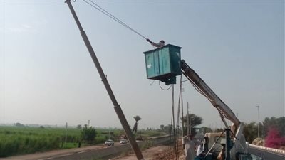 تركيب 12 كشاف إنارة بـ كوم سخين في قنا 