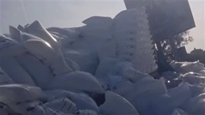 انقلاب سيارة نقل محملة بالأسمدة على طريق سندوب القاهرة (صور)