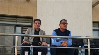 أوسكار رويز يتابع طاقم حكام مباراة مسار وأسوان من المدرجات