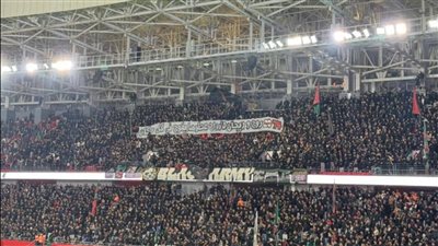 جماهير الجيش الملكي ترفع لافتة مؤثرة لتكريم شهداء الأهلي والزمالك 