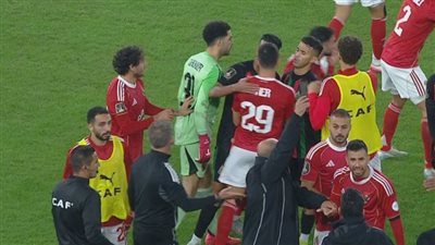 لحظة تعدي لاعبي الجيش الملكي على لاعبي الأهلي لأخذ الآلة الحادة وإخفائها (فيديو)