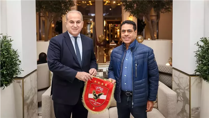 طارق قنديل يهدي درع