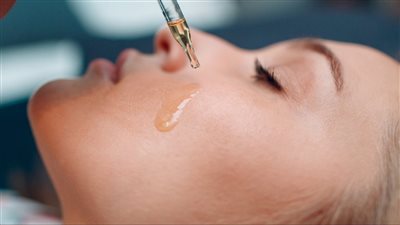 علاج التجاعيد المبكرة بزيوت طبيعية فقط، وصفات فعّالة لبشرة أكثر شبابًا 