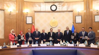 وزير التعليم العالي يكرم نائب رئيس جامعة المنصورة لشئون خدمة المجتمع 