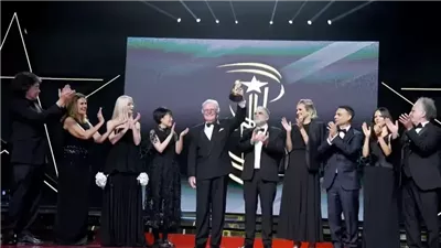 قدمته يسرا، لحظة تكريم الفنان حسين فهمي بمهرجان مراكش السينمائي (صور)