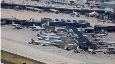 استئناف الرحلات إلى مطار فيلادلفيا الأمريكي بعد توقف بسبب تهديد بوجود قنبلة