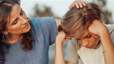 10 أخطاء تربوية تُدمّر شخصية المراهق دون قصد