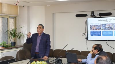 رئيس شركة الصرف الصحي بالإسكندرية يتابع أعمال التحليل والجودة مع قطاع المعامل