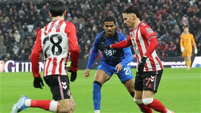 سندرلاند يفوز على بورنموث 2/3 في مباراة مثيرة بالدوري الإنجليزي