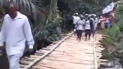 لحظة انهيار كوبري بالمسئولين في الماء أثناء افتتاحه بالكونغو (فيديو) 