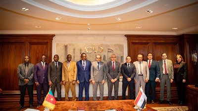  العاصمة الإدارية للتنمية العمرانية وسفارة الكاميرون توقّعان عقد بيع قطعتي أرض لإقامة المقر الجديد 