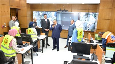 محافظ الدقهلية يتفقد مركز الشبكة الوطنية للطوارئ ويشدد على سرعة الاستجابة لشكاوى المواطنين