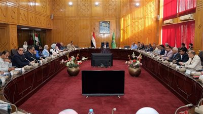 أكرم جلال يتابع الموقف التنفيذي للسوق الحضري بحي أول الإسماعيلية