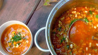 طريقة عمل شوربة الفاصوليا البيضاء بالطماطم، وجبة كاملة مشبعة